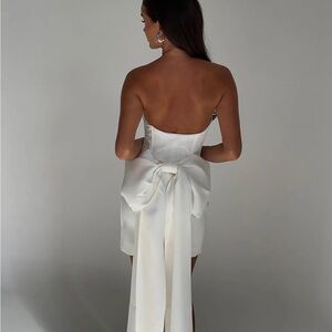Elegant White Strapless Dress with Bow